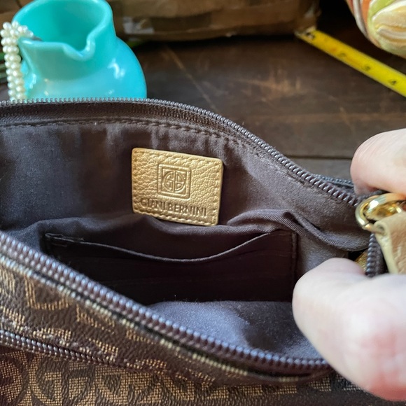 GIANI BERNINI Block Signature Wristlet - Picture 5 of 10